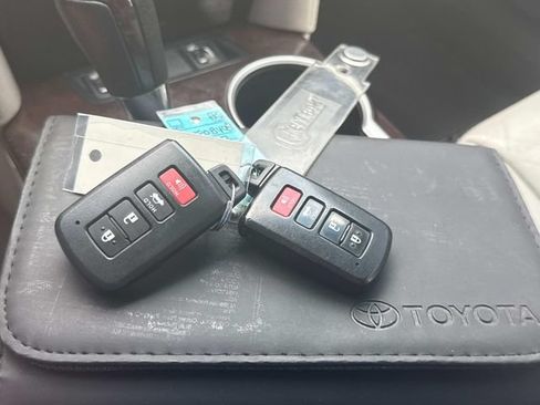Used 2012 Toyota Camry XLE FWD image 3