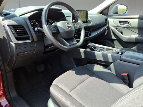 Used 2025 Nissan Rogue S image 10