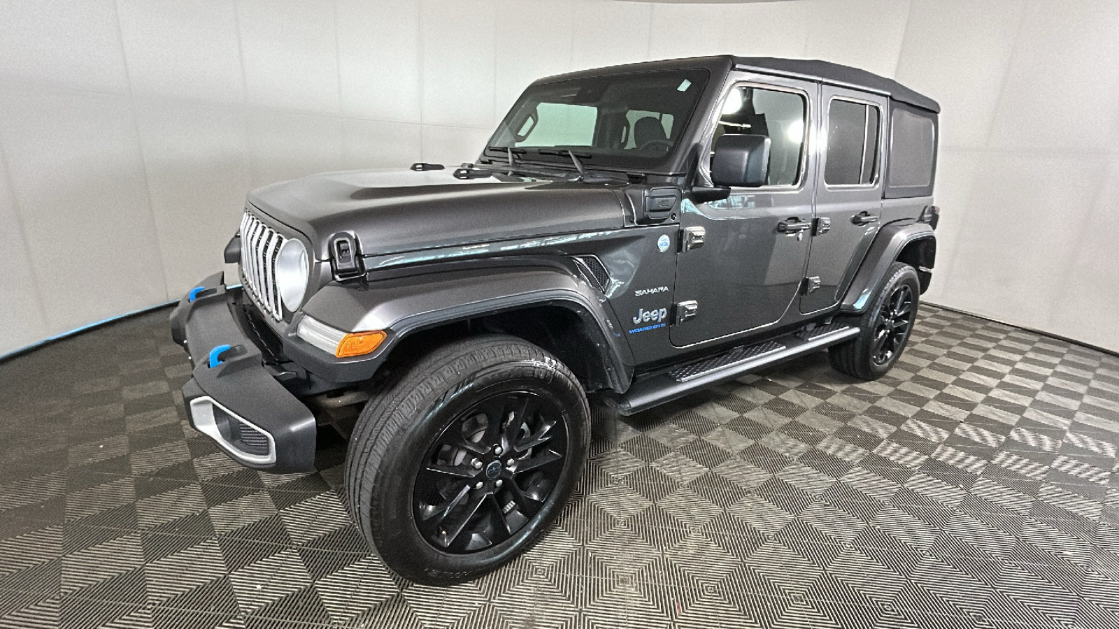 Used 2024 Jeep Wrangler Unlimited Sahara w/ Safety Group AWD/4WD image 8