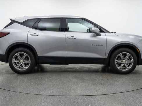 Used 2025 Chevrolet Blazer LT FWD image 11