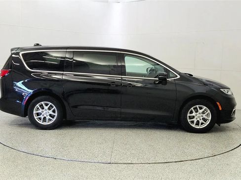 Used 2023 Chrysler Pacifica Touring-L FWD image 8