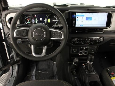 Used 2025 Jeep Wrangler Unlimited Sahara AWD/4WD image 10