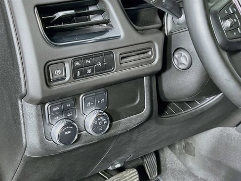 Used 2023 GMC Yukon XL SLT w/ SLT Luxury Package AWD/4WD image 9