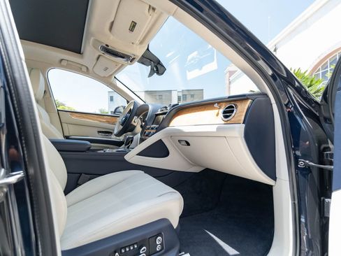 Used 2024 Bentley Bentayga AWD/4WD image 22