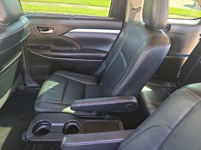 Used 2017 Toyota Highlander XLE AWD/4WD image 36