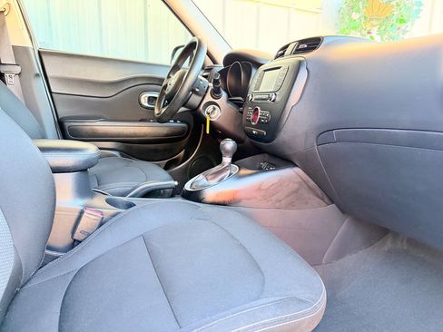 Used 2017 Kia Soul + FWD image 13