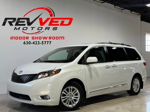 Used 2017 Toyota Sienna XLE Premium FWD image 1