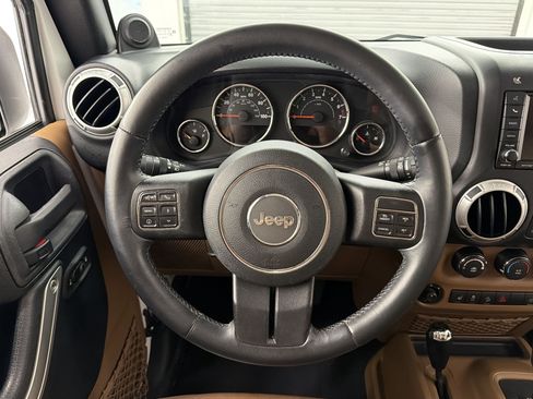 Used 2014 Jeep Wrangler Unlimited Sahara w/ Connectivity Group AWD/4WD image 11