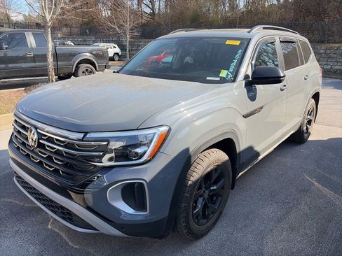 Used 2025 Volkswagen Atlas Peak Edition SE image 3