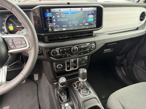 Used 2025 Jeep Wrangler Sahara image 28