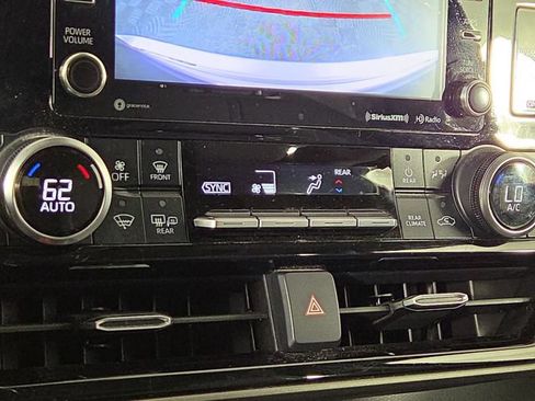 Used 2022 Toyota Highlander XLE AWD/4WD image 19