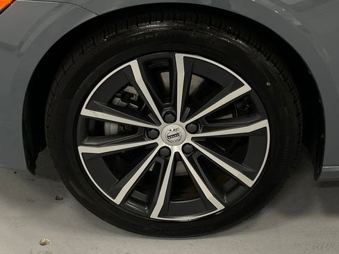 Used 2022 Volvo S60 B5 Momentum w/ Premium Package image 9