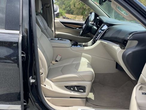 Used 2020 Cadillac Escalade Premium Luxury AWD/4WD image 6