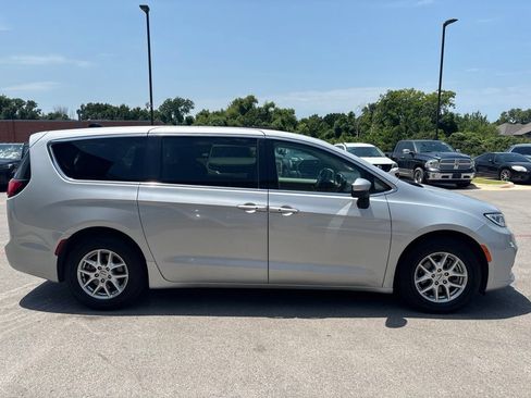 Used 2023 Chrysler Pacifica Touring-L FWD image 5