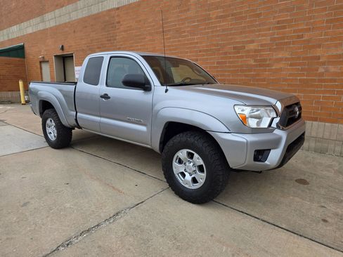Used 2015 Toyota Tacoma 4x4 Access Cab w/ SR5 Package image 1