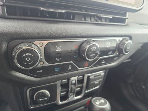 Used 2024 Jeep Wrangler Unlimited image 28