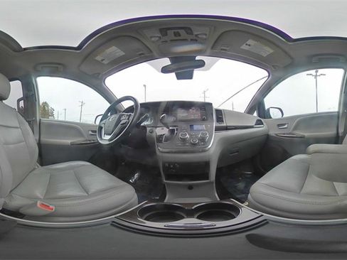 Used 2018 Toyota Sienna XLE image 27
