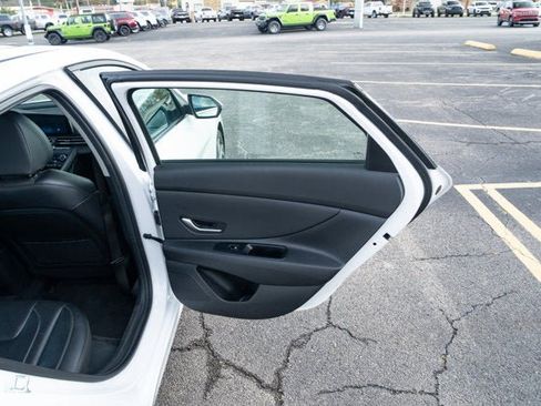 Used 2025 Hyundai Elantra Limited image 13