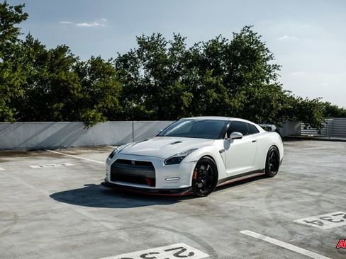 Used 2014 Nissan GT-R Premium image 45