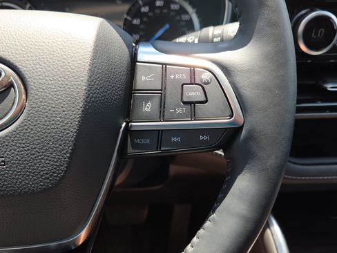 Certified 2021 Toyota Highlander Limited AWD/4WD image 28
