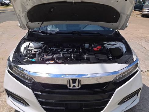 Used 2018 Honda Accord Touring image 7