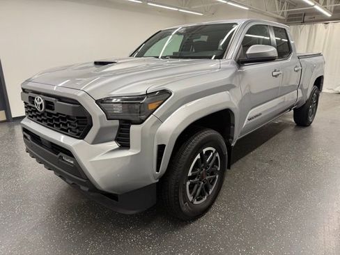 Used 2024 Toyota Tacoma TRD Sport w/ TRD Sport Upgrade Package image 5