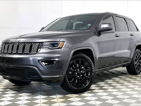 Used 2021 Jeep Grand Cherokee Laredo X image 2
