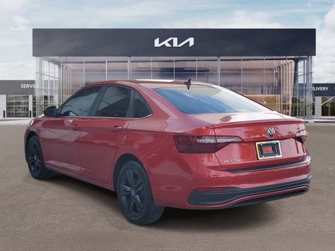 Used 2024 Volkswagen Jetta SE w/ Panoramic Sunroof Package FWD image 4