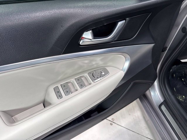 Used 2025 Genesis G70 2.5T RWD image 11