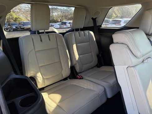 Used 2016 Ford Explorer Platinum image 18