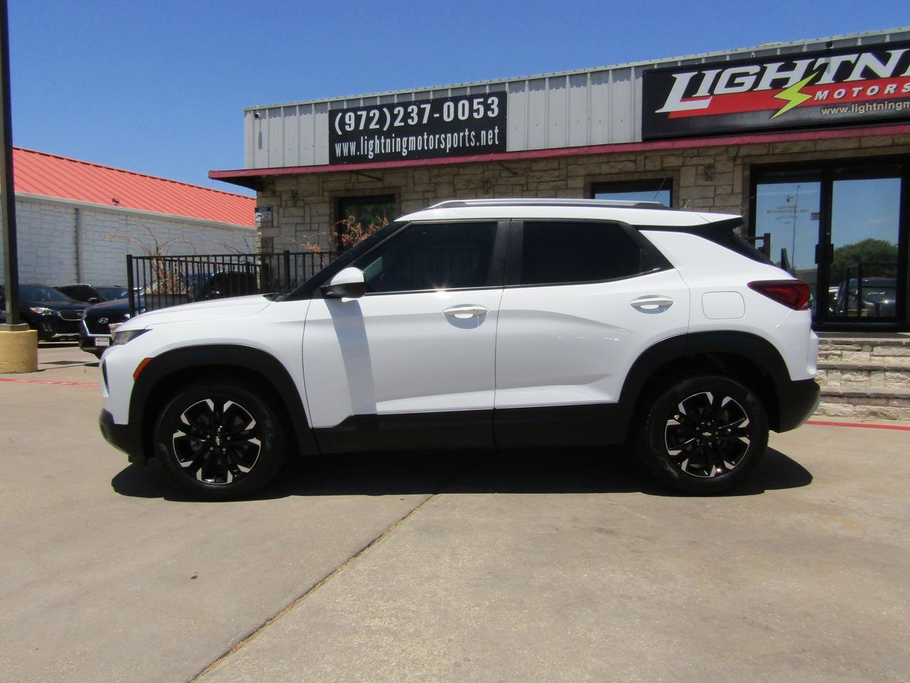 Used 2023 Chevrolet TrailBlazer LT FWD image 2