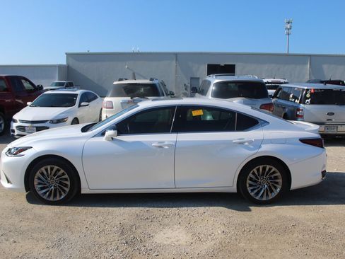 Used 2025 Lexus ES 300h w/ Luxury Package FWD image 3