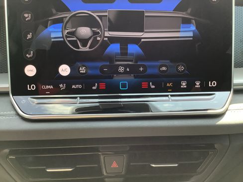 New 2025 Volkswagen Tiguan SE image 24