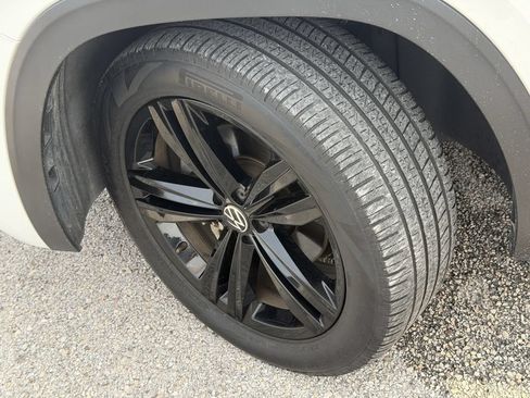 Certified 2023 Volkswagen Atlas Cross Sport SEL R-Line AWD/4WD image 34