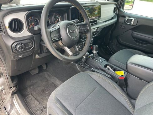 Used 2024 Jeep Gladiator Sport AWD/4WD image 5