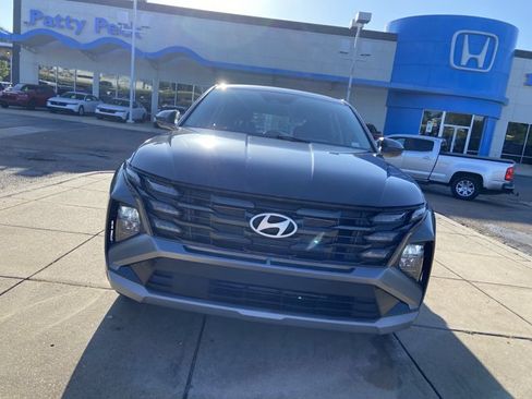 Used 2025 Hyundai Tucson SE FWD image 3