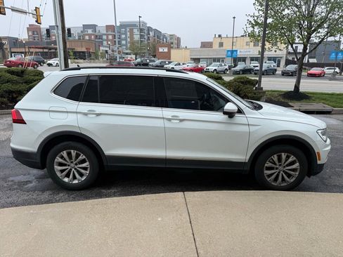Used 2018 Volkswagen Tiguan SE w/ Panoramic Sunroof Package image 5