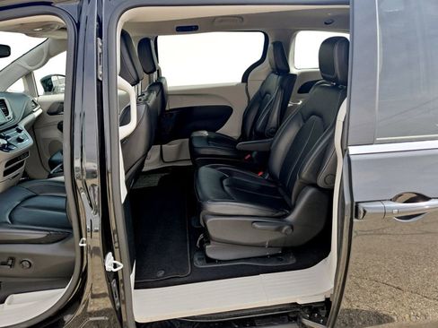 Used 2024 Chrysler Pacifica Limited FWD image 29