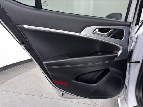 Used 2019 Genesis G70 3.3T Advanced RWD image 13