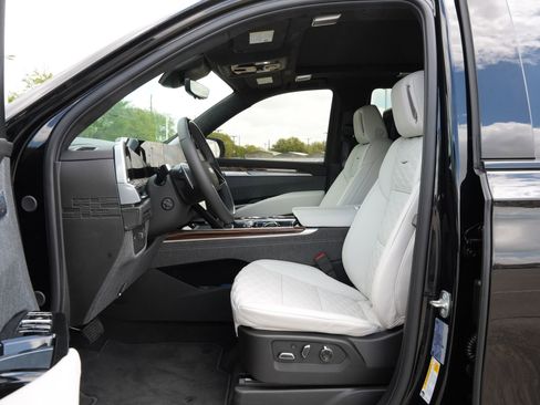 Certified 2026 Cadillac Escalade Platinum Sport w/ LPO, ONYX Package AWD/4WD image 18