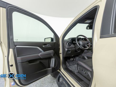 Used 2024 Chevrolet Colorado Z71 w/ Z71 Convenience Package 2 AWD/4WD image 9