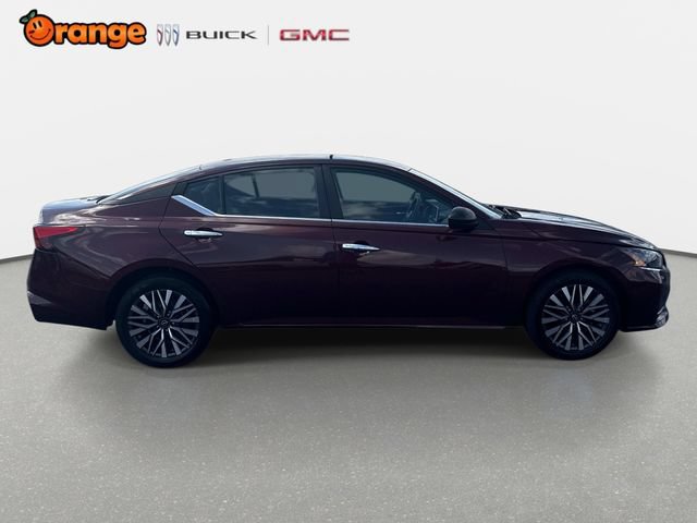 Used 2025 Nissan Altima 2.5 SV FWD image 2