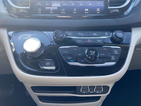 Used 2024 Chrysler Pacifica Touring-L image 32