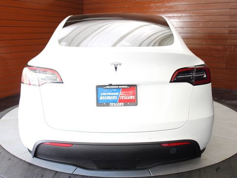 Used 2021 Tesla Model Y Long Range image 2