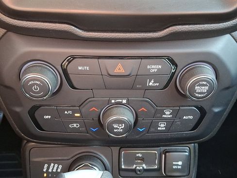 Used 2023 Jeep Renegade Latitude AWD/4WD image 15
