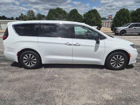 Used 2024 Chrysler Pacifica Limited FWD image 5