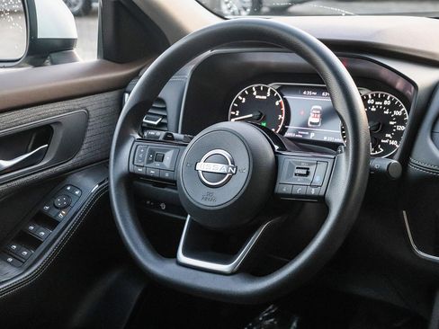 Used 2023 Nissan Rogue SV image 16