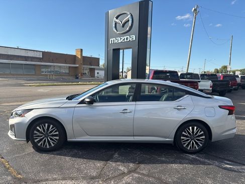 Used 2024 Nissan Altima 2.5 SV image 2