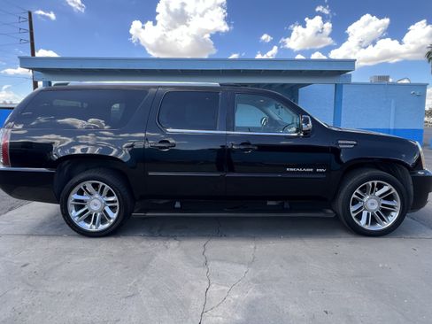 Used 2013 Cadillac Escalade ESV Premium image 2