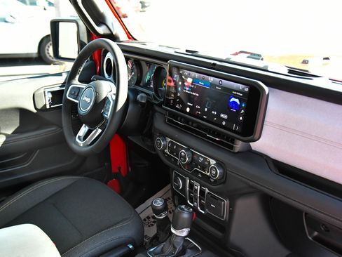 Used 2025 Jeep Wrangler Sahara image 46